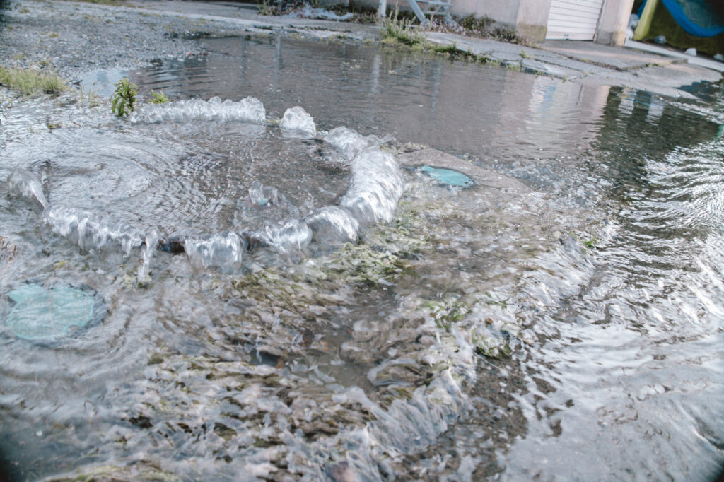 下水の水が処理能力を超えたため起こる内水氾濫。
