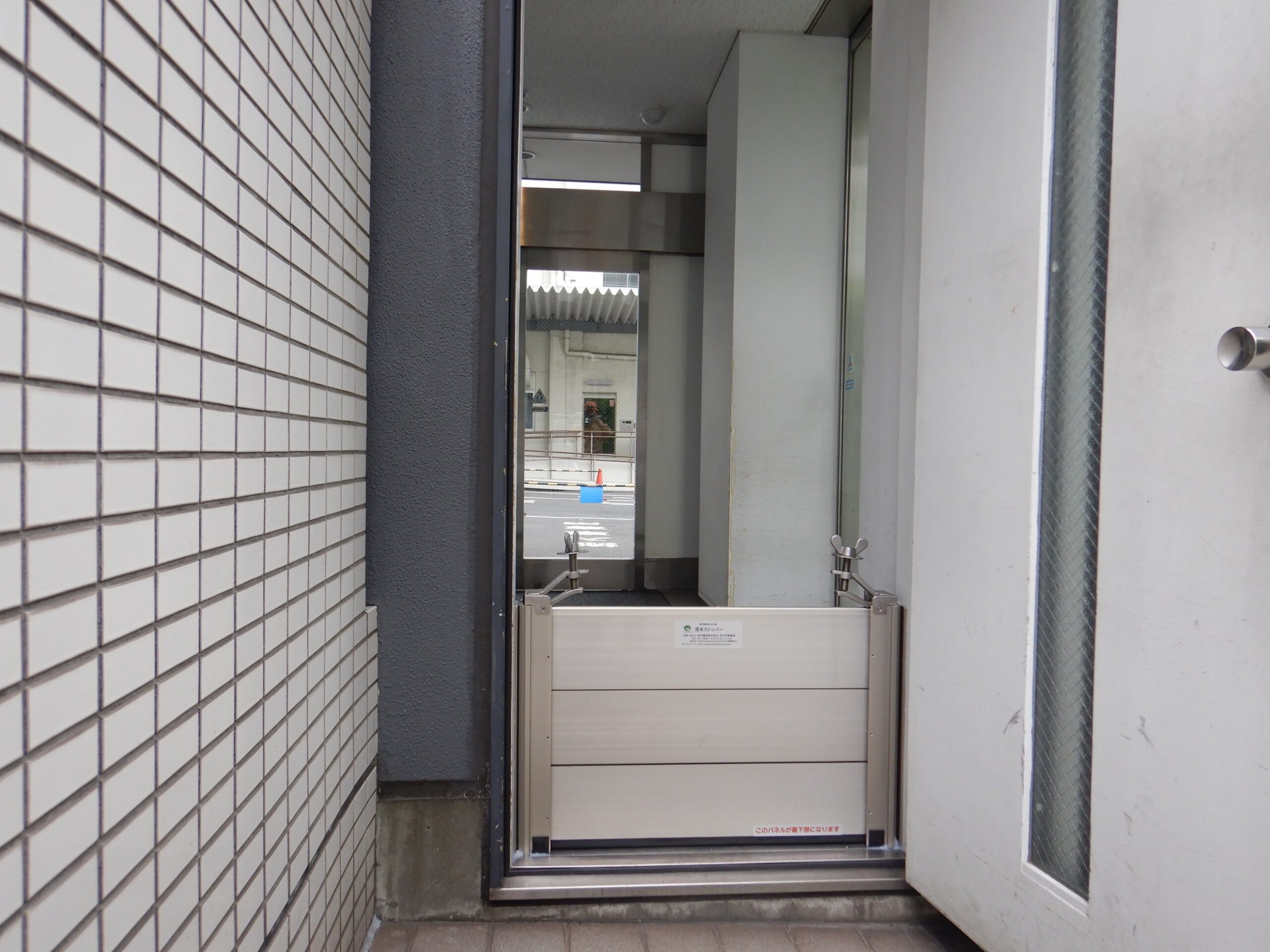 通路に設置された浸水ストッパー（止水板）