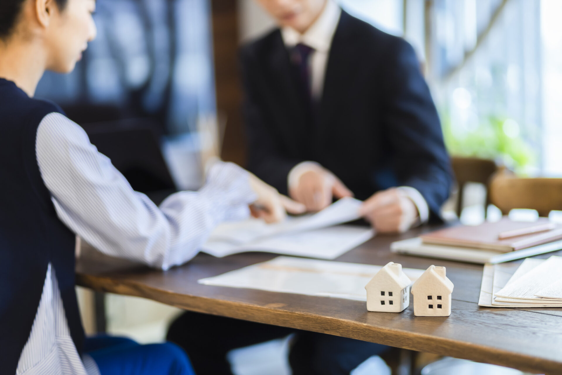 不動産の説明を丁寧にする営業マン